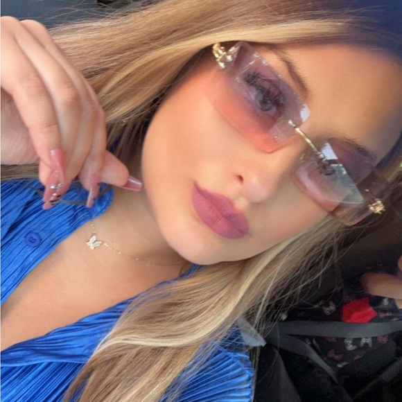 Meet your Posher, Whitney - Picture 1 of 3